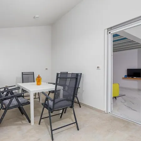 Prázdninový dům 4 Bedroom Cozy In Betiga Pula