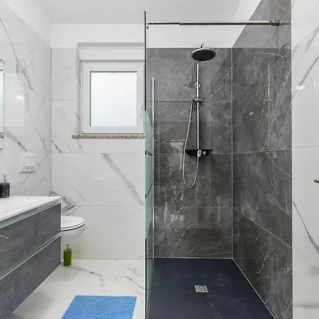 4 Bedroom Cozy In Betiga * Pula