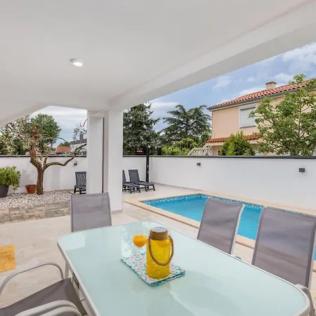 4 Bedroom Cozy In Betiga * Pula