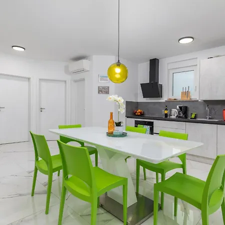 Prázdninový dům 4 Bedroom Cozy In Betiga Pula