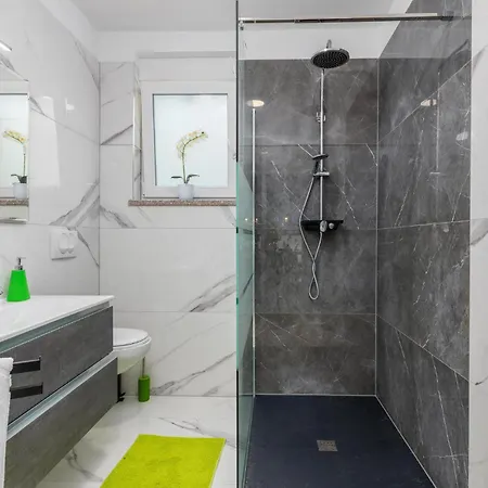 4 Bedroom Cozy In Betiga Pula