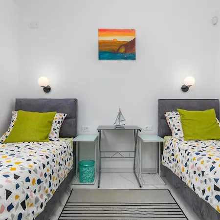 4 Bedroom Cozy In Betiga