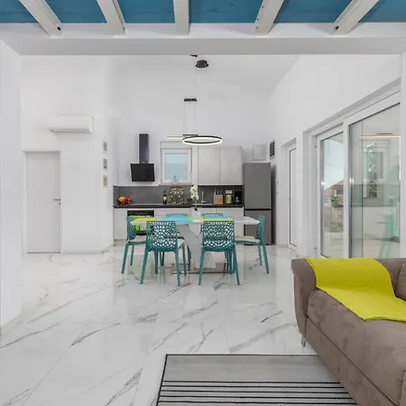 4 Bedroom Cozy In Betiga *