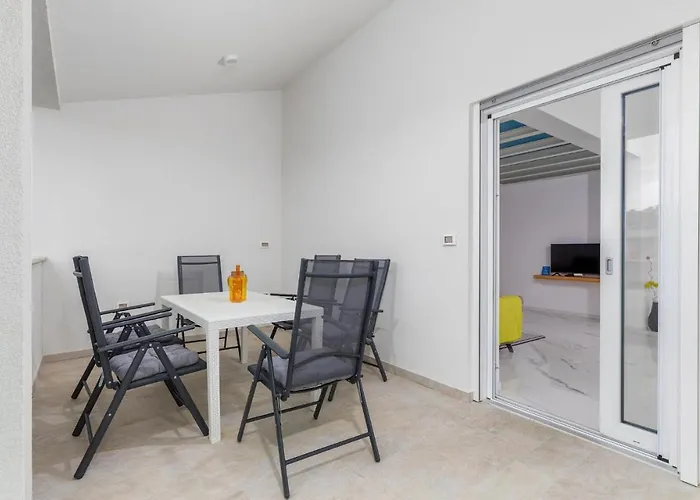 Holiday home 4 Bedroom Cozy In Betiga Pula