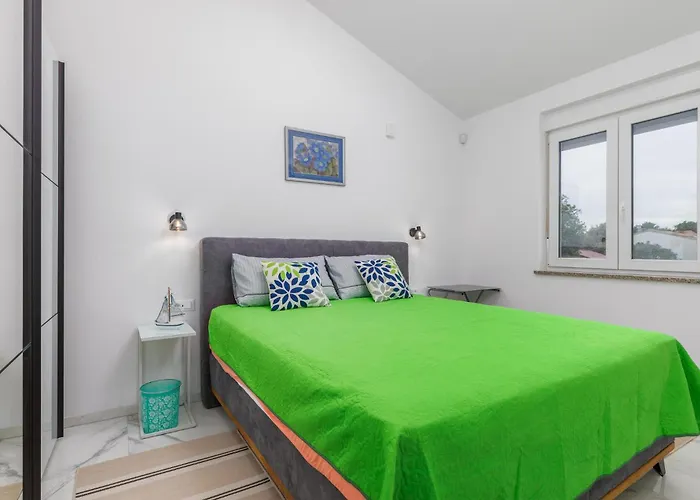 4 Bedroom Cozy In Betiga Holiday home Pula