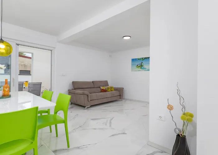 4 Bedroom Cozy In Betiga Holiday home Pula