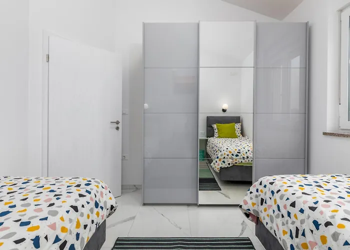 4 Bedroom Cozy In Betiga Ferienhaus Pula