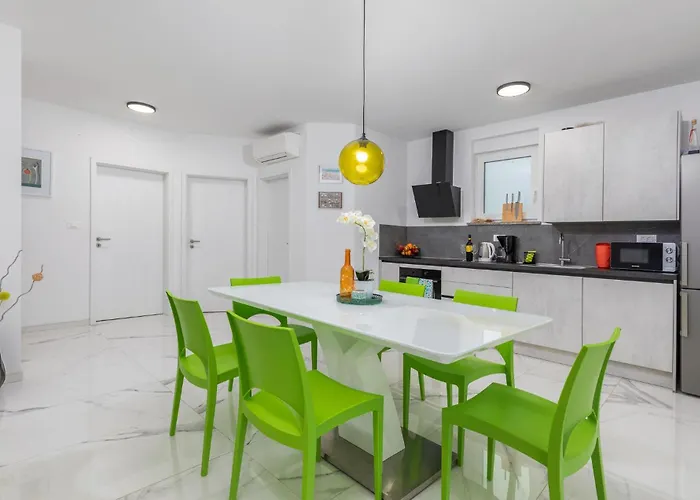 Holiday home 4 Bedroom Cozy In Betiga Pula