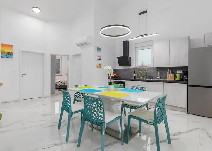 4 Bedroom Cozy In Betiga Ferienhaus