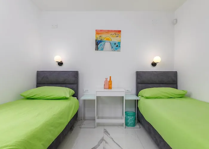 4 Bedroom Cozy In Betiga Ferienhaus *