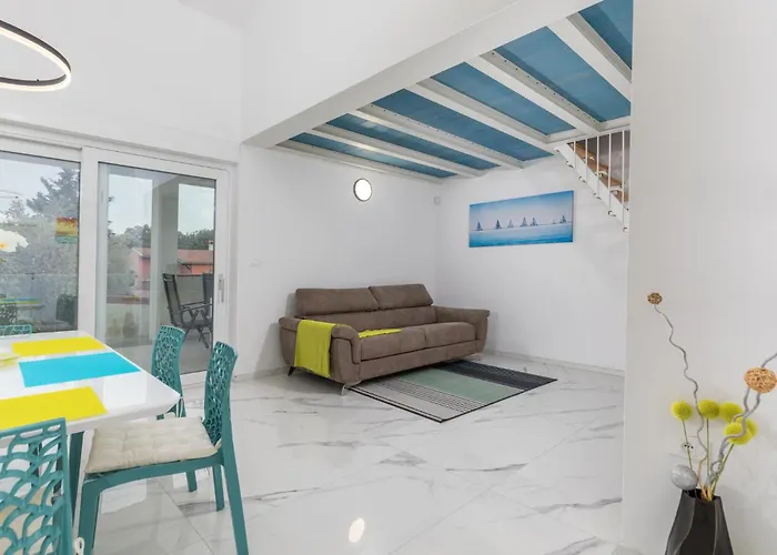 4 Bedroom Cozy In Betiga Holiday home Pula