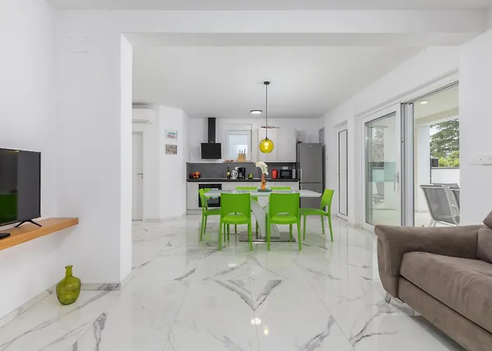 4 Bedroom Cozy In Betiga Ferienhaus Pula