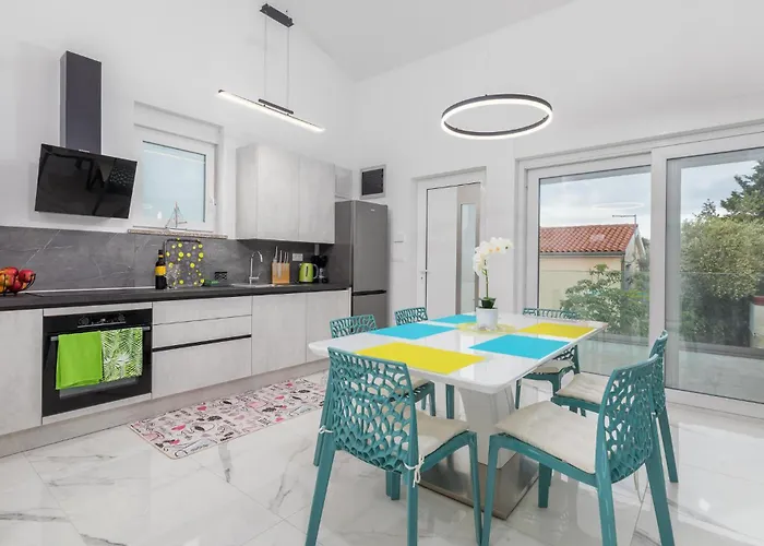 4 Bedroom Cozy In Betiga Pula