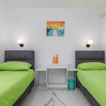 4 Bedroom Cozy In Betiga Ferienhaus *