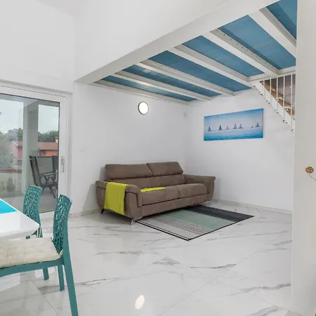 4 Bedroom Cozy In Betiga Ferienhaus Pula