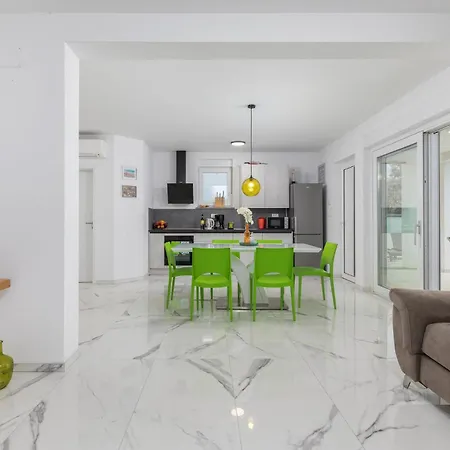 4 Bedroom Cozy In Betiga Ferienhaus Pula