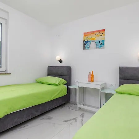 4 Bedroom Cozy In Betiga Pula