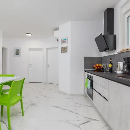 Ferienhaus 4 Bedroom Cozy In Betiga Pula